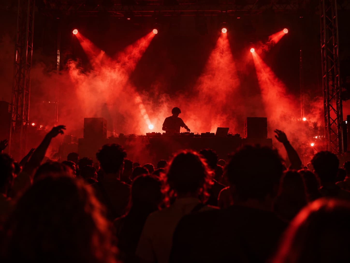 Kırmızı sahne ışıkları altında festival kalabalığı
